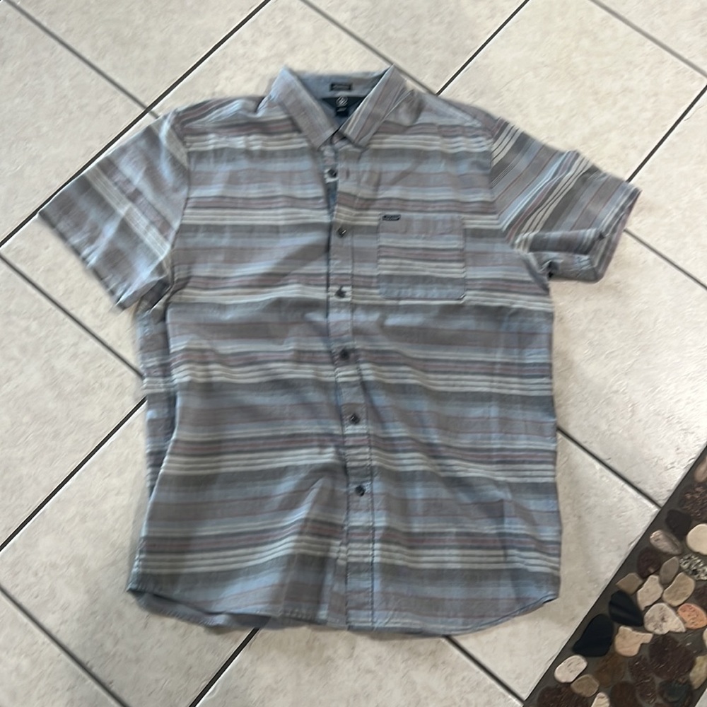 Short sleeve men’s xl Volcom button up